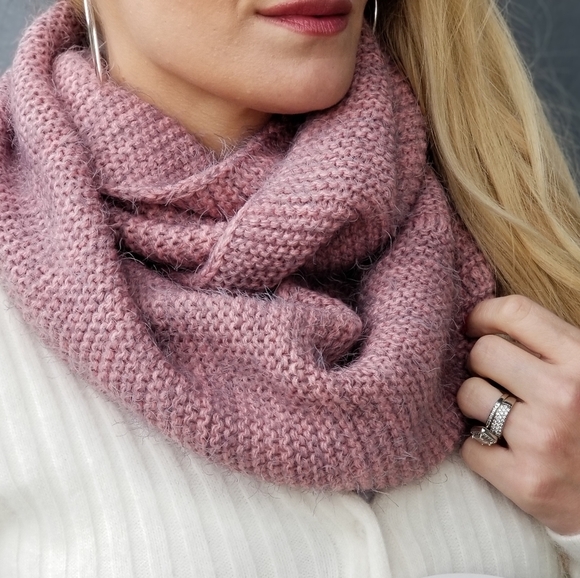 SOFT & COZY MAUVE INFINITY SCARF - Picture 1 of 4
